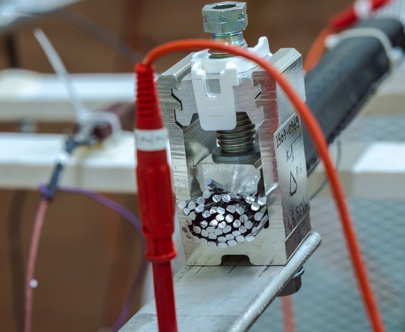 Installation d’un câble électrique pour un test en laboratoire, avec un capteur au premier plan