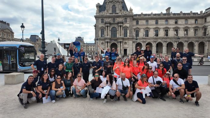 Le groupe participant à la course d'orientation devant le Louvre à Paris