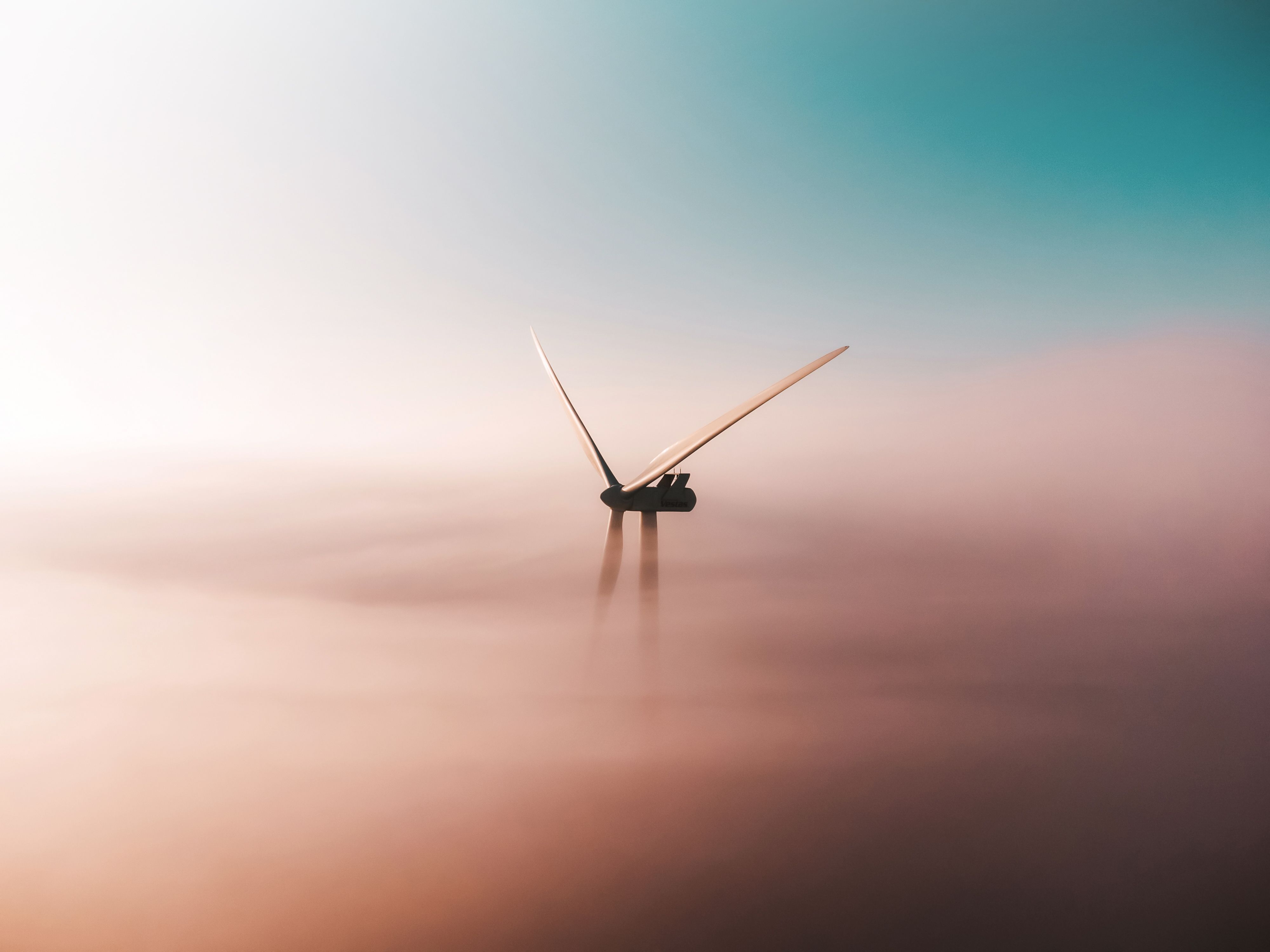 Éolienne au milieu des nuages