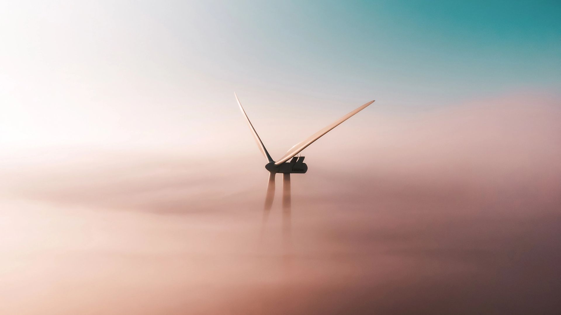 Éolienne au milieu des nuages