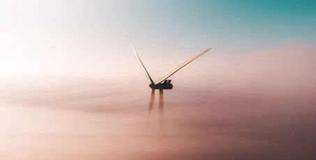 Éolienne au milieu des nuages
