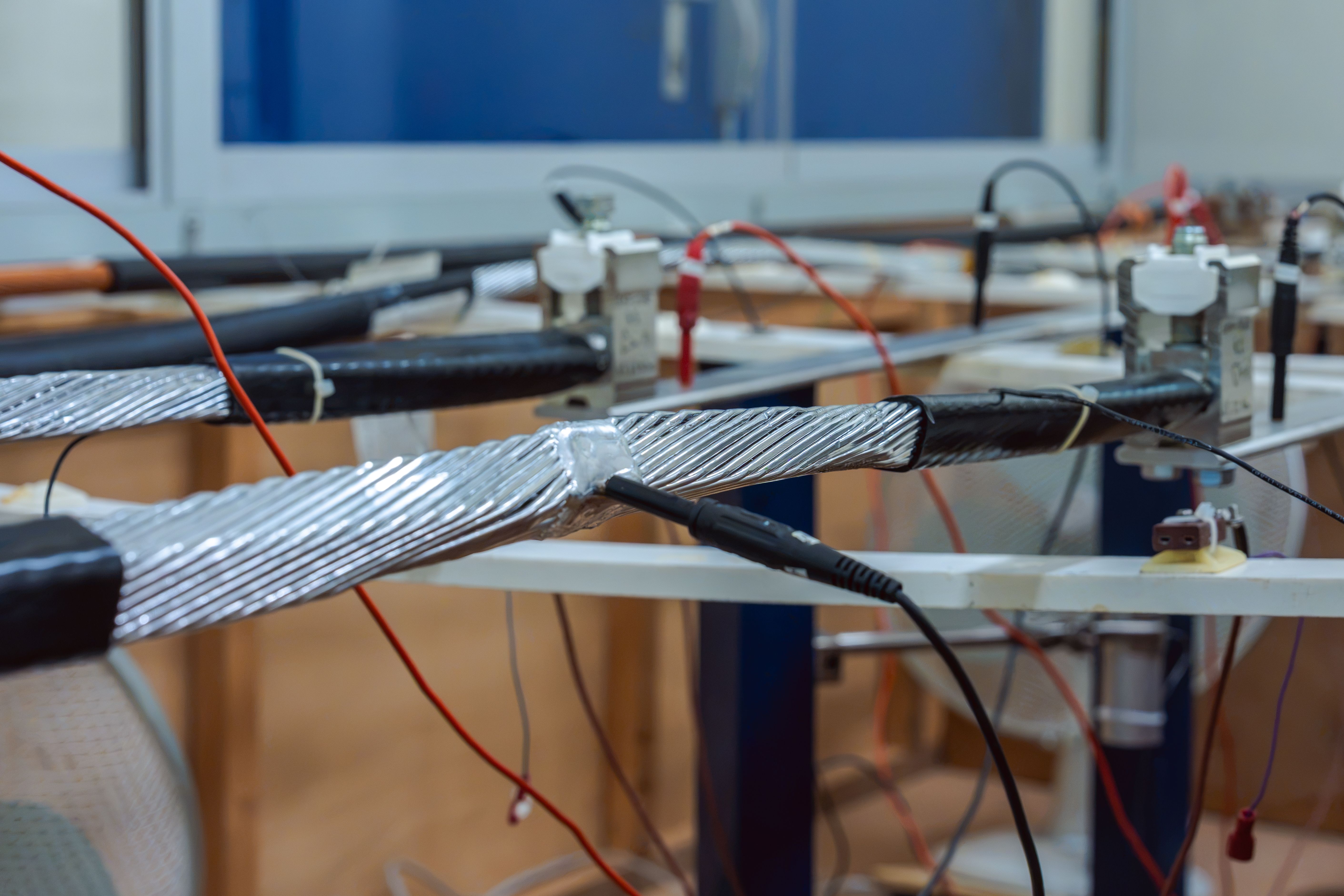 Capteur planté dans un câble électrique lors d’un test dans le laboratoire