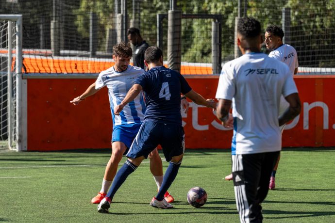 Des collaborateurs dont deux de Seifel en train de jouer au foot