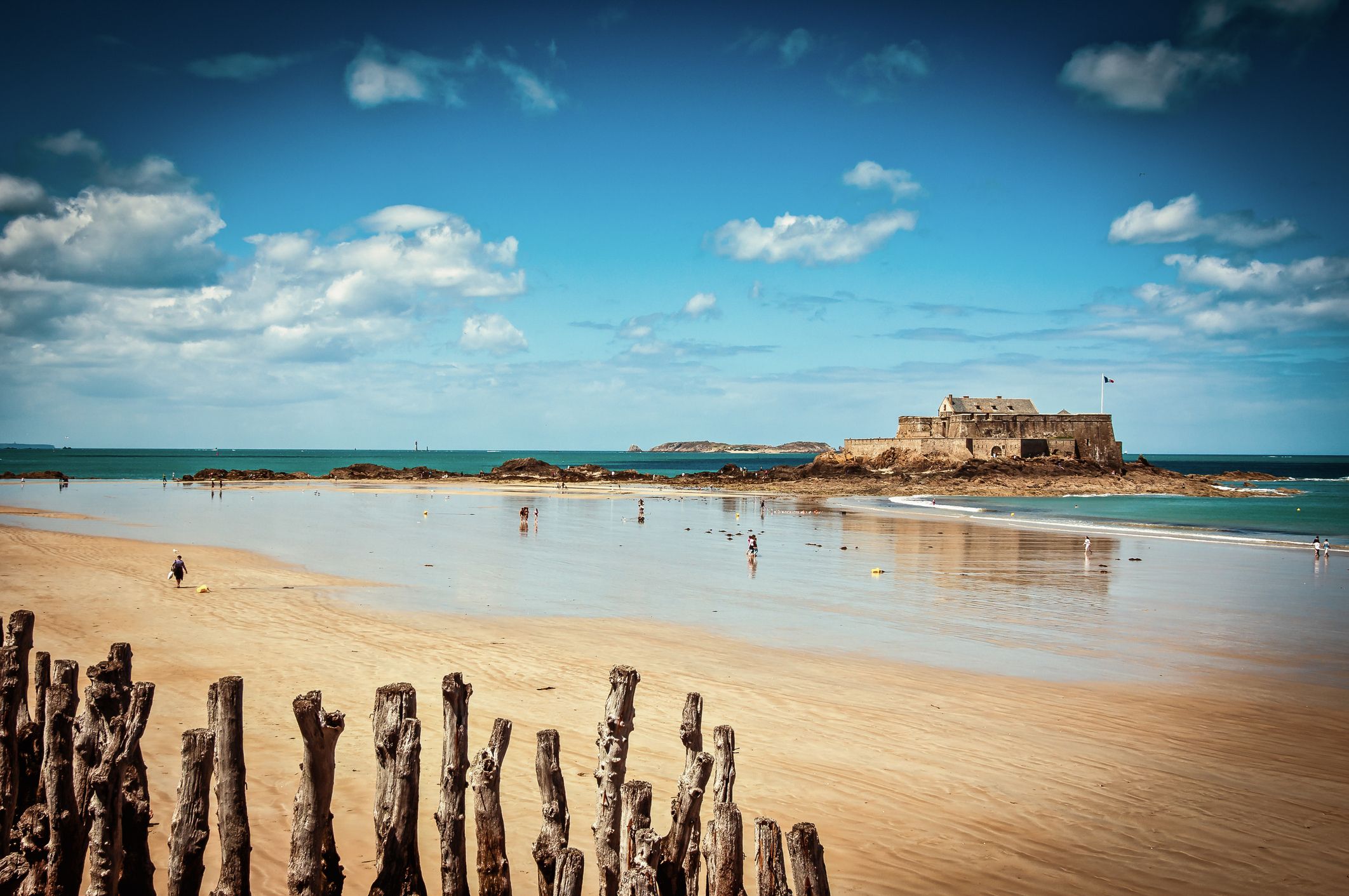 Plage de Saint-Malo avec le fort national