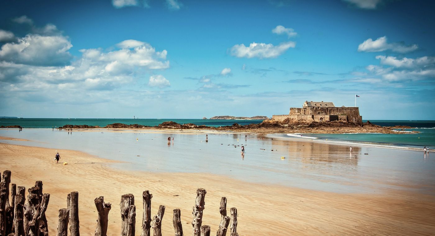 Plage de Saint-Malo avec le fort national