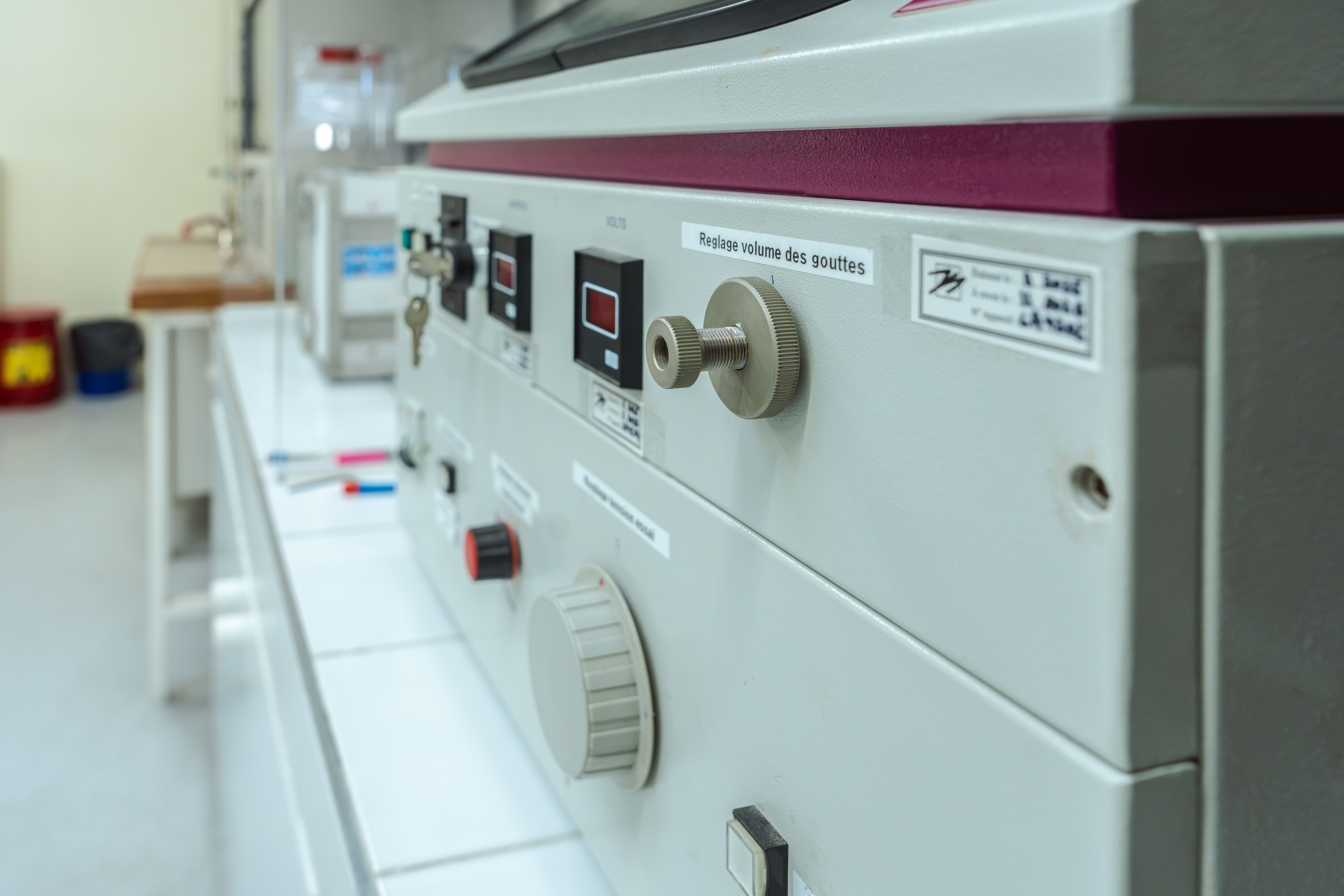 Gros plan sur une machine du laboratoire matière
