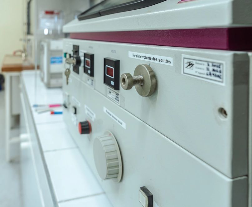 Gros plan sur une machine du laboratoire matière
