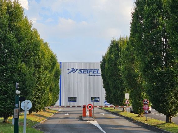 Bâtiment avec le logo Seifel au bout d'une allée d'arbres