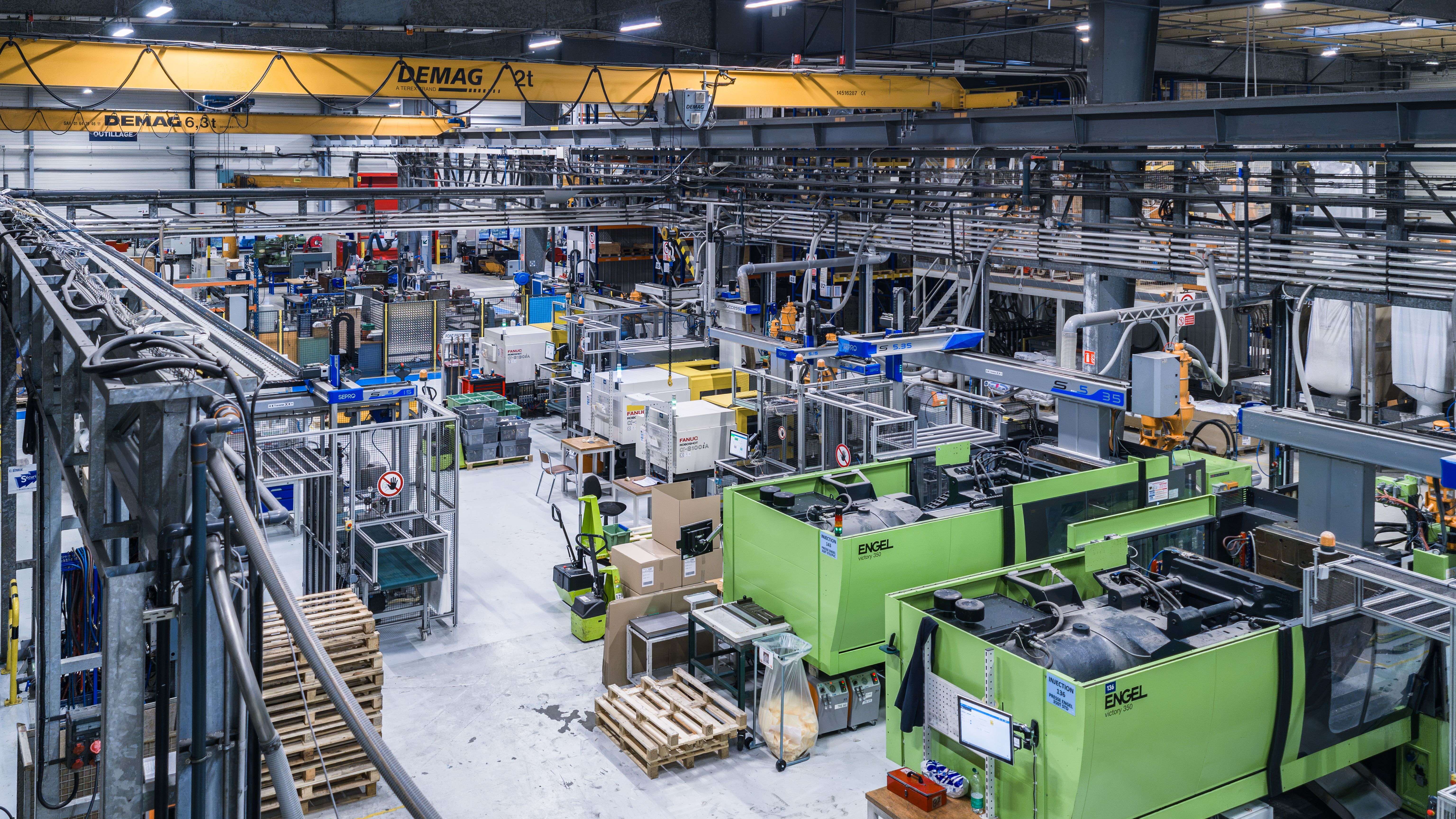 Intérieur de la nouvelle usine, rempli de machines
