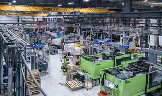 Intérieur de la nouvelle usine, rempli de machines