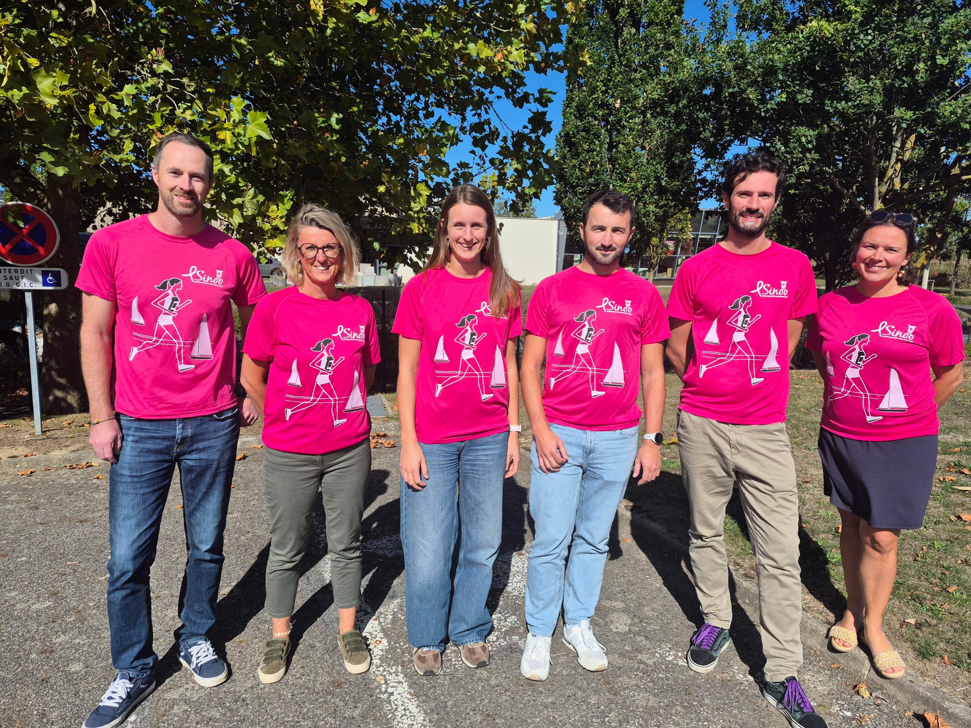 Collaborateurs de Seifel portant des t-shirt roses avec le logo de l’association Sinoo
