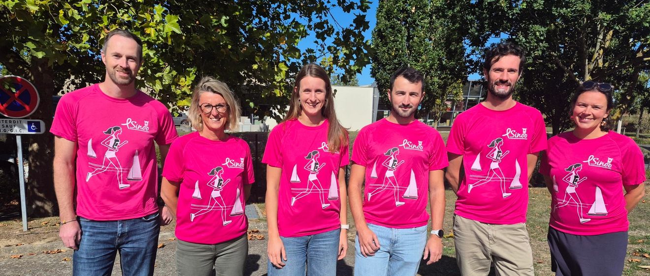 Collaborateurs de Seifel portant des t-shirt roses avec le logo de l’association Sinoo