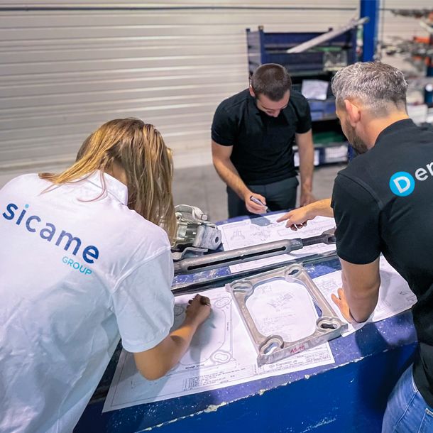 3 collaborateurs de différentes filiales du Groupe Sicame travaillant ensemble sur des schémas avec des produits