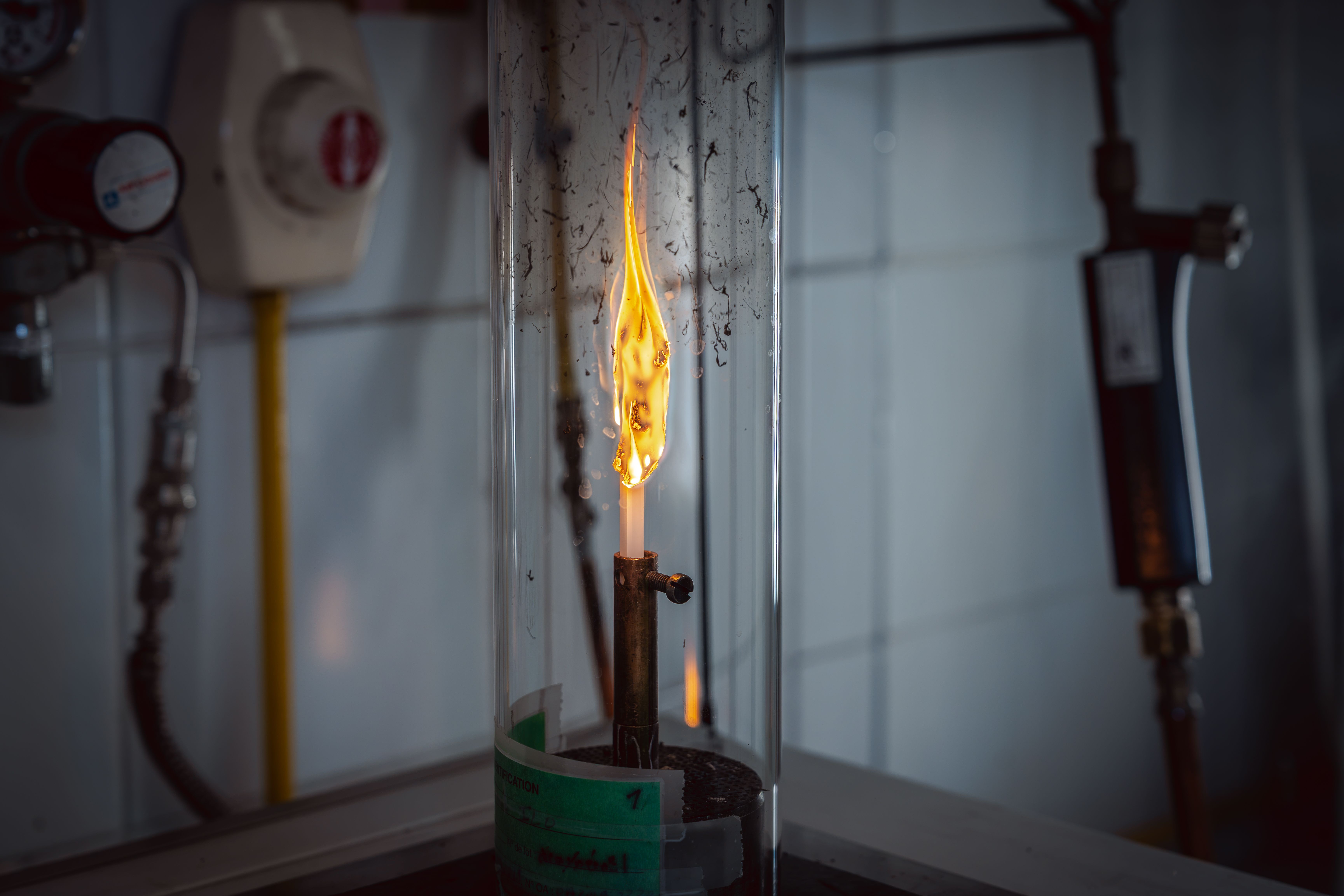 Matière en train de brûler avec une flamme lors d’un test au sein du laboratoire