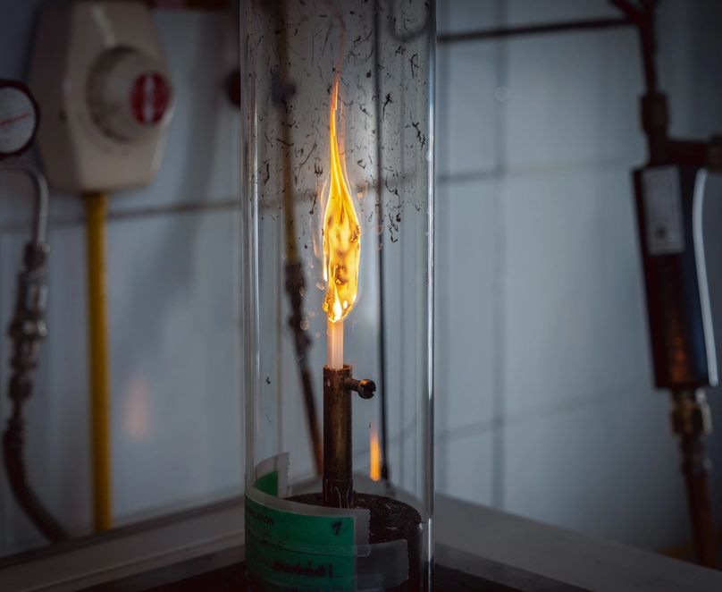 Matière en train de brûler avec une flamme lors d’un test au sein du laboratoire