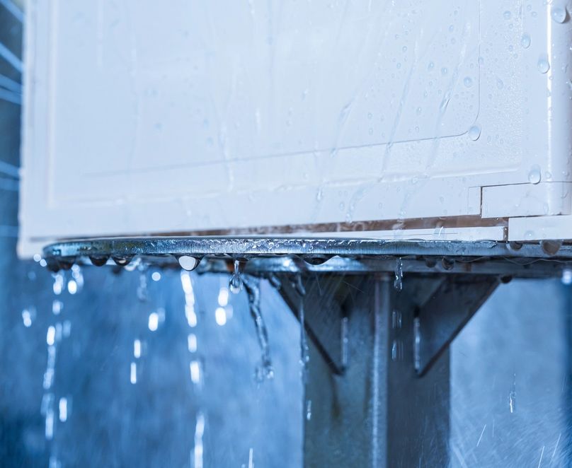 Gros plan sur des gouttes d’eau qui coulent d’un coffret électrique en plein test climatique dans le laboratoire