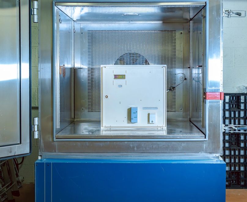 Coffret électrique à l’intérieur d’une chambre climatique porte ouverte, avant un test