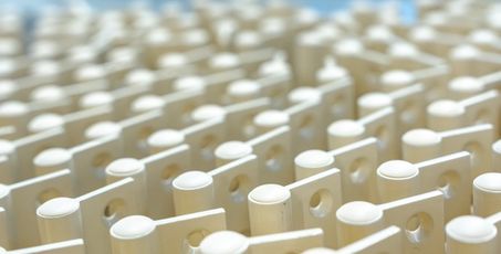 Image abstraite de pièces les unes à côté des autres, prêtes à être installées