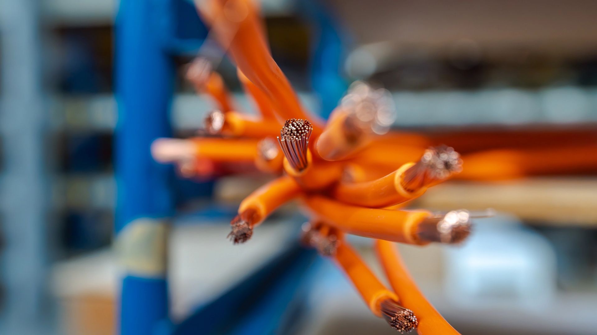 Plusieurs câbles électriques orange dénudés au bout