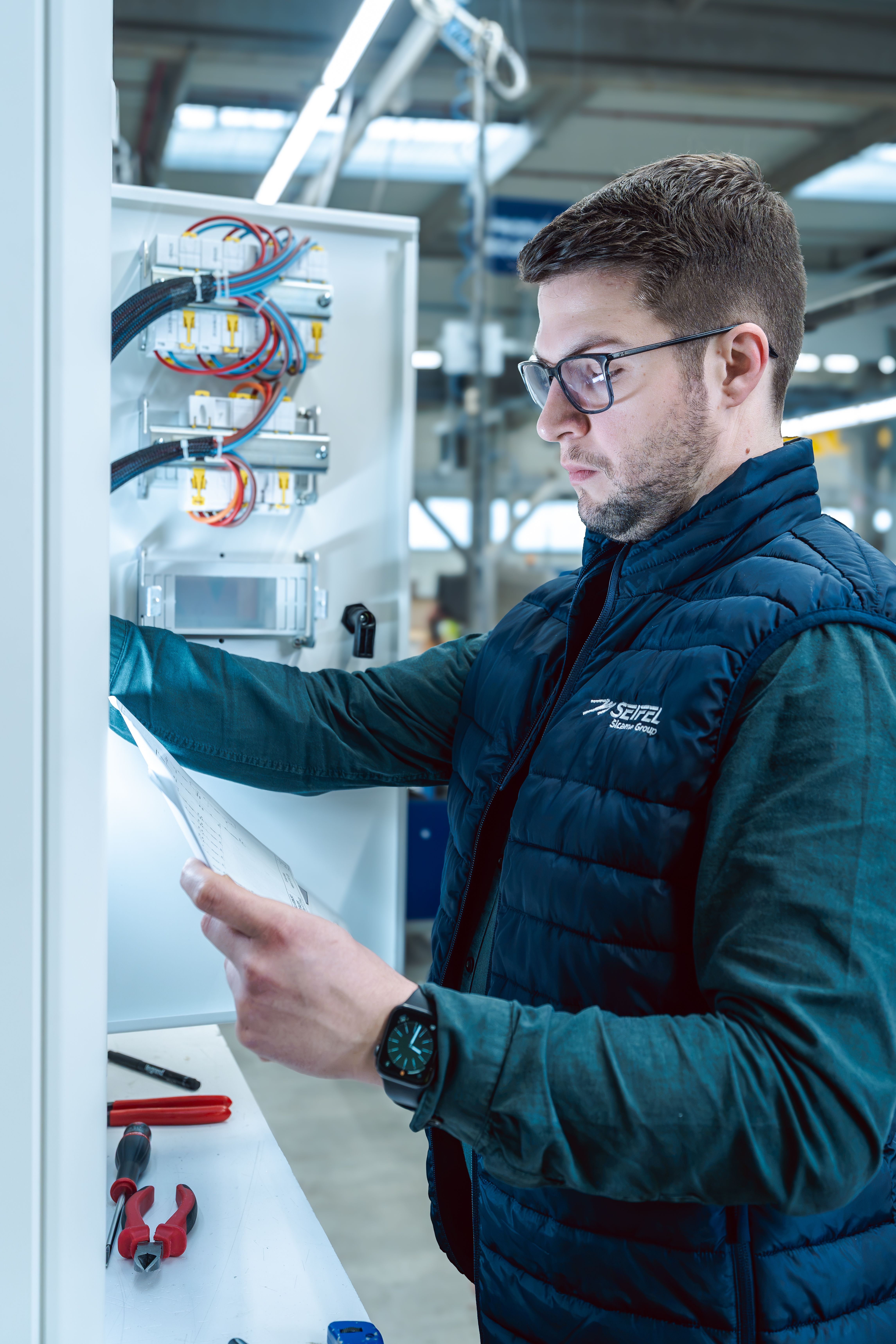 Homme travaillant sur un shelter avec un document dans la main