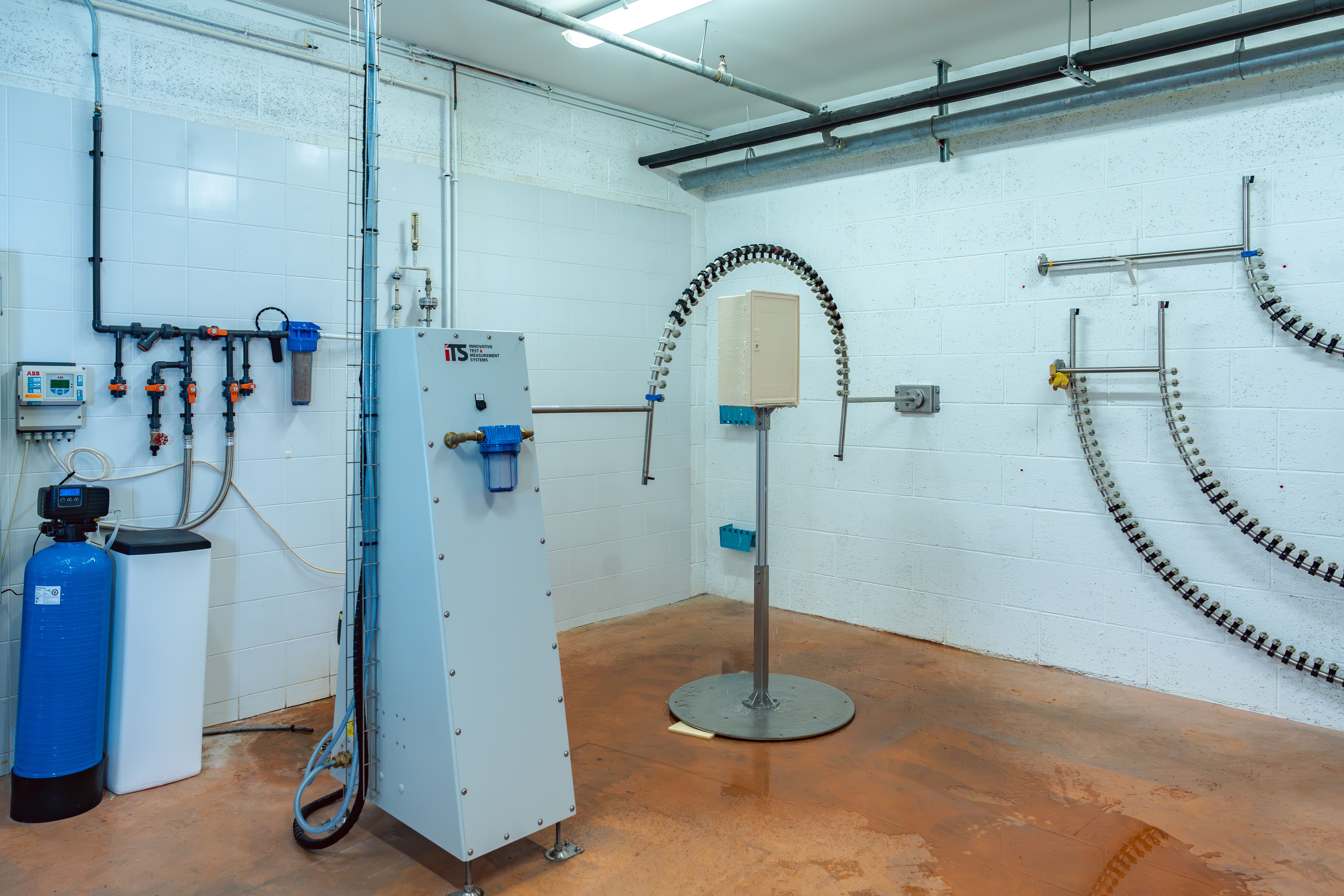 Coffret électrique lors d’un test au sein du laboratoire climatique de Seifel, recevant de l’eau par des buses