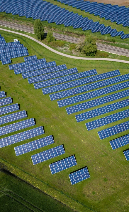 Vue aérienne d'une ferme solaire