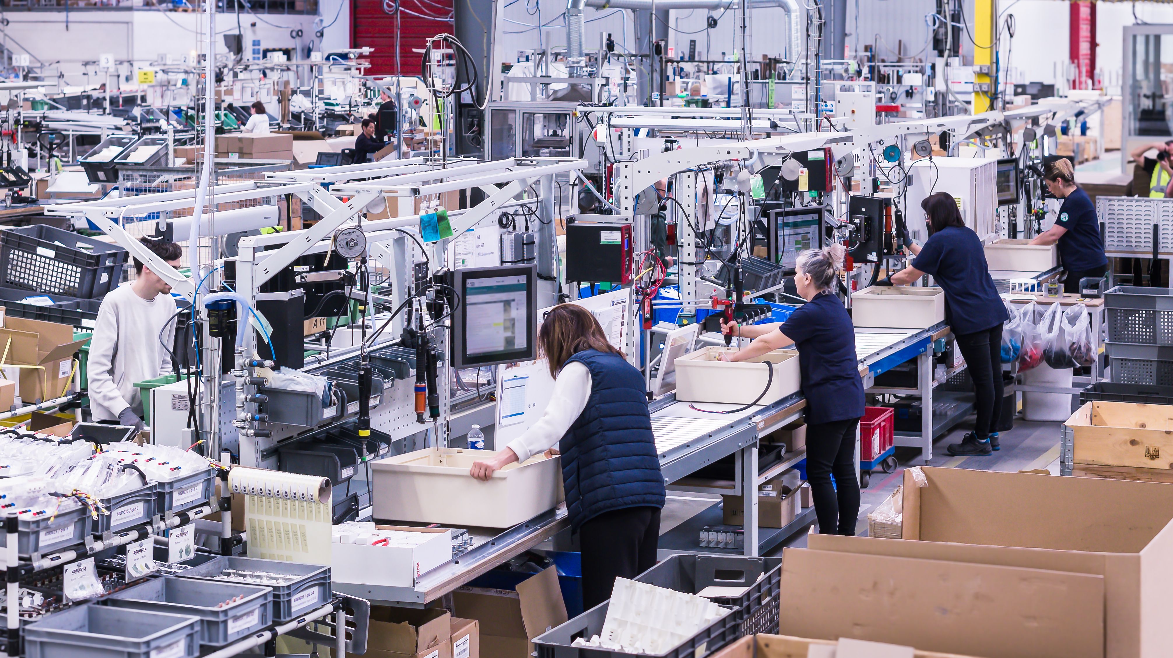 Personnes travaillant au sein de l'atelier assemblage de l'usine