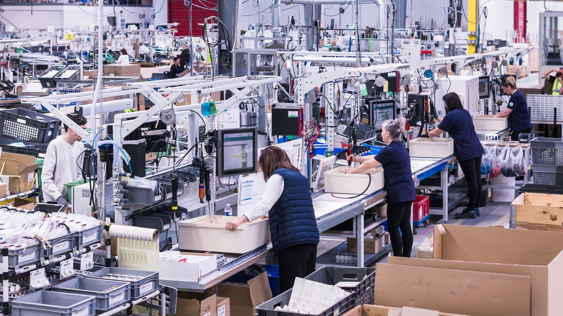 Personnes travaillant au sein de l'atelier assemblage de l'usine