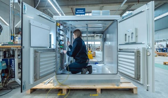 Technicienne en train de câbler l’intérieur d’une armoire électrique