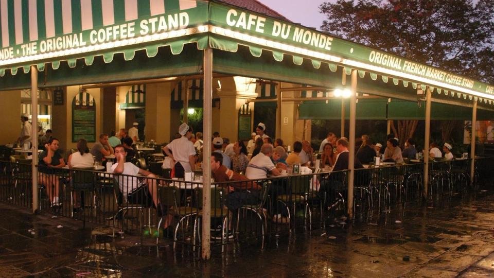 Corner shot of Café du Monde in New Orleans