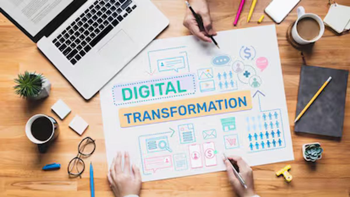Equip de treball col·laborant en el procés de transformació digital i desenvolupament de programari a mida per a empreses.