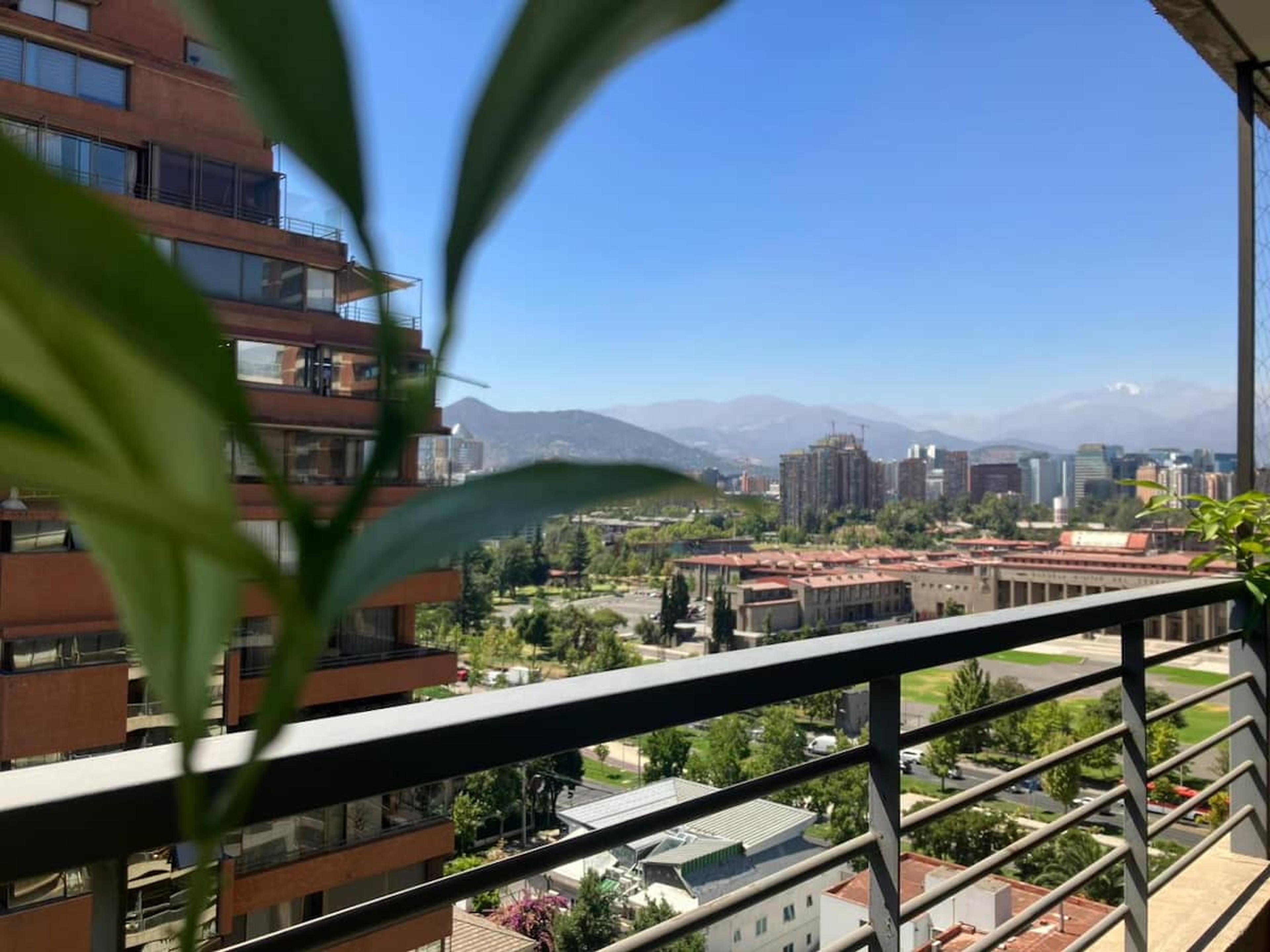 Vista a la cordillera desde un piso alto, foto 1 de 25