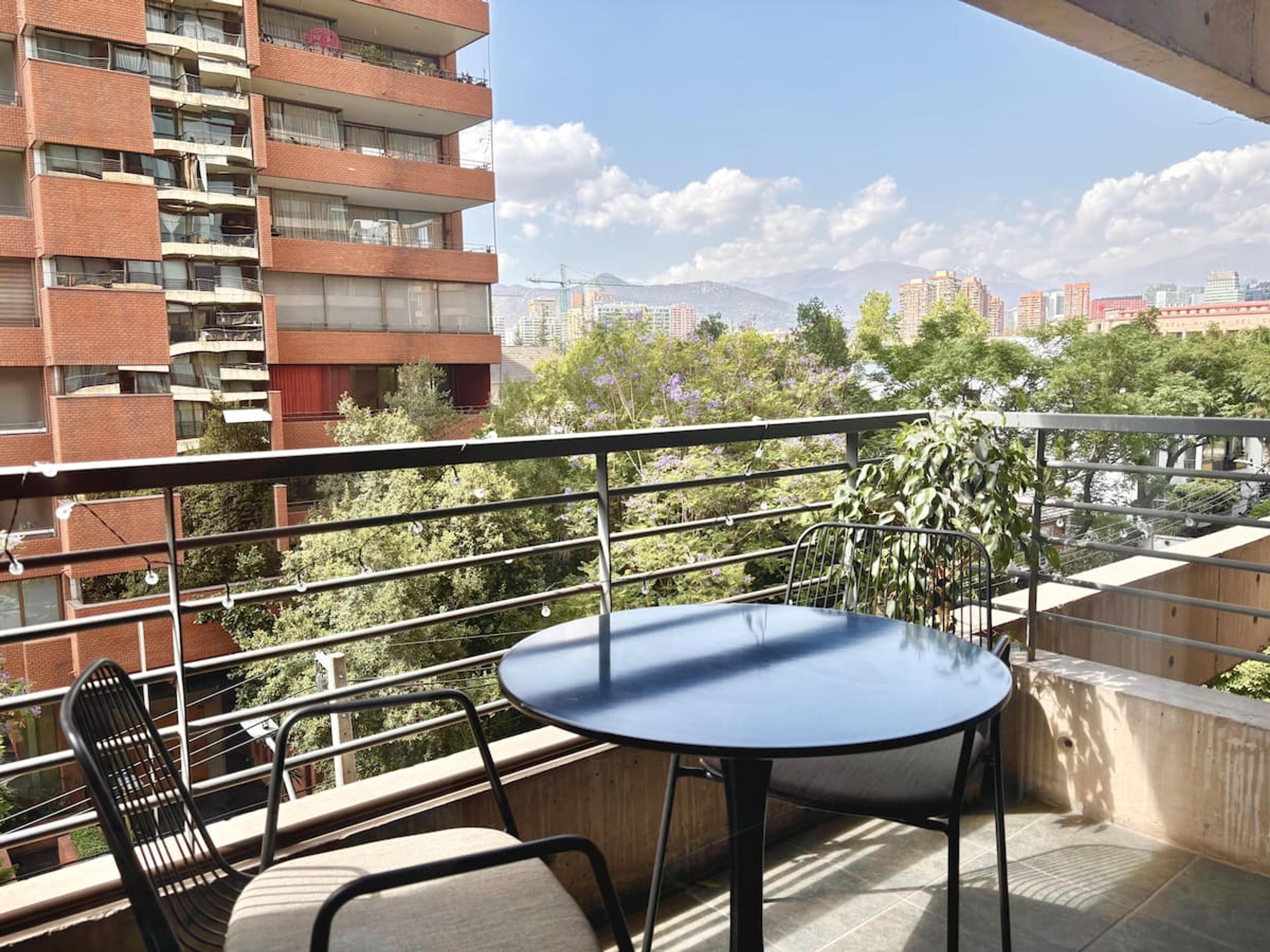 Terraza con vista en El Golf, ideal para trabajar