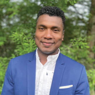 Headshot of Stephon Alexander wearing a blue blazer and white shirt