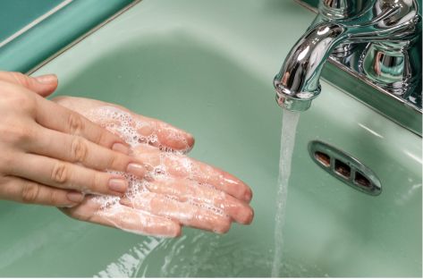 Bilde av dame som vasker hendene