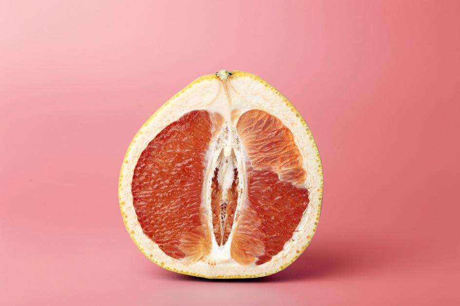 Bilde av en oppdelt grapefrukt som skal likne en vagina. 