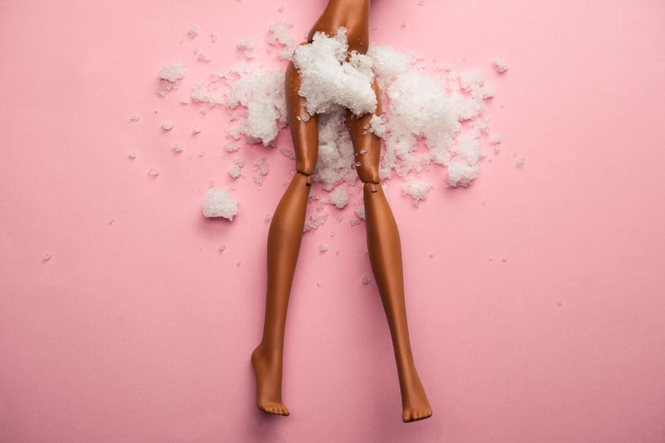 Barbie med hvit sukkermasse rundt underlivet