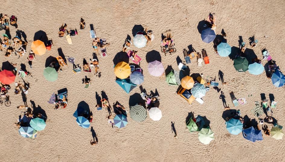 Strand, parasoller og ferie