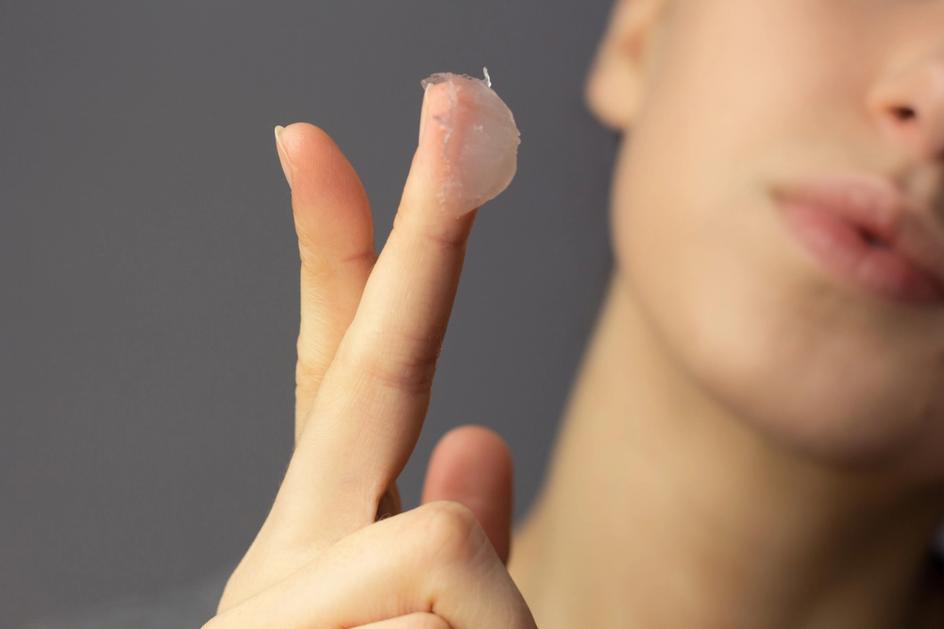 Bilde av vaselin på en finger