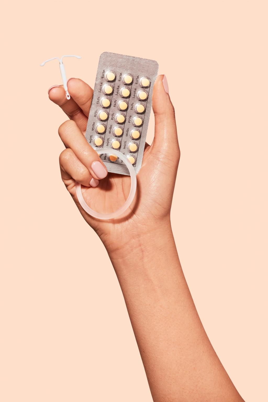 Bilde av en hånd som holder et pillebrett