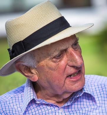 image-7104bf97372e7a7d8a2286e210cb52cccabdbbc8-363x390-jpg