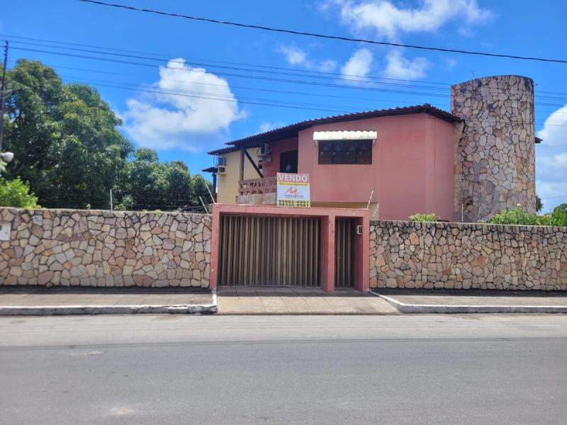 Casa com piscina, grande área verde