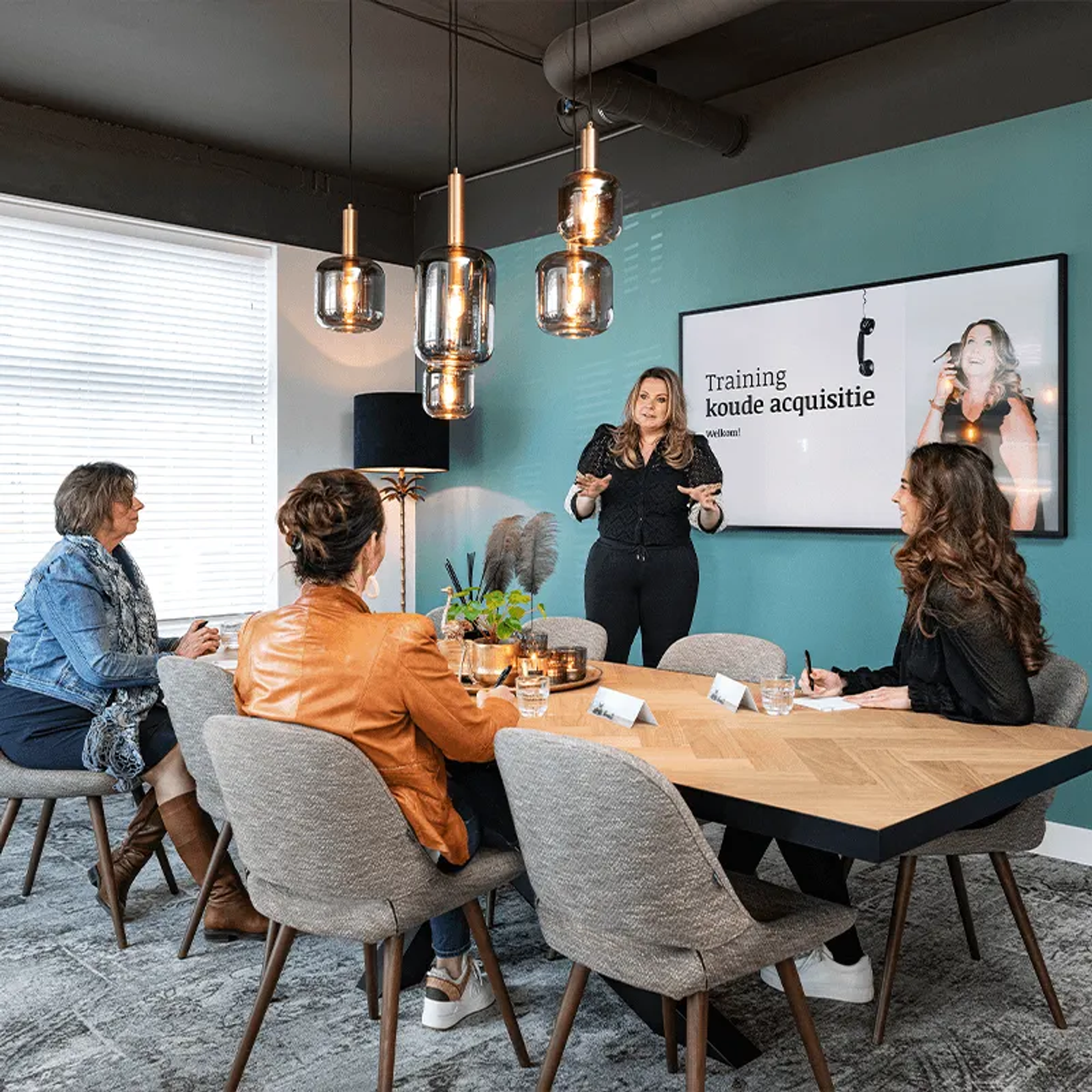 vrouw geeft presentatie aan groep mensen