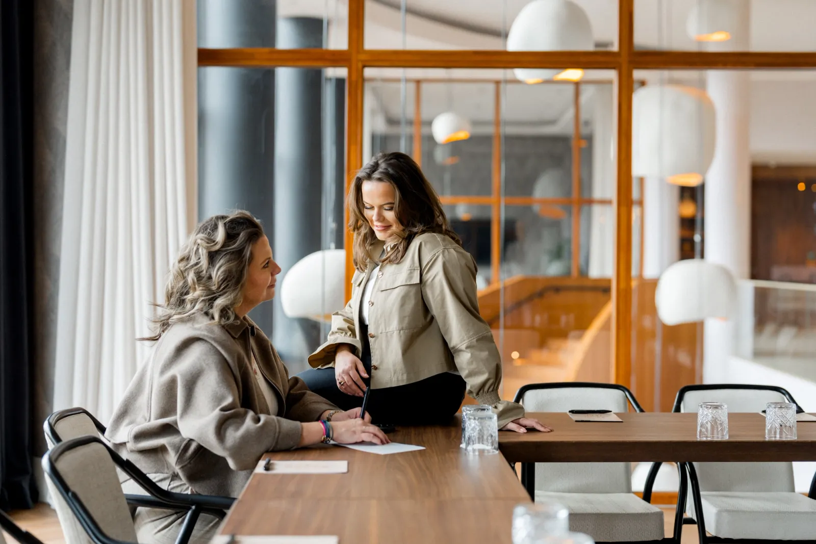 twee collega's in gesprek