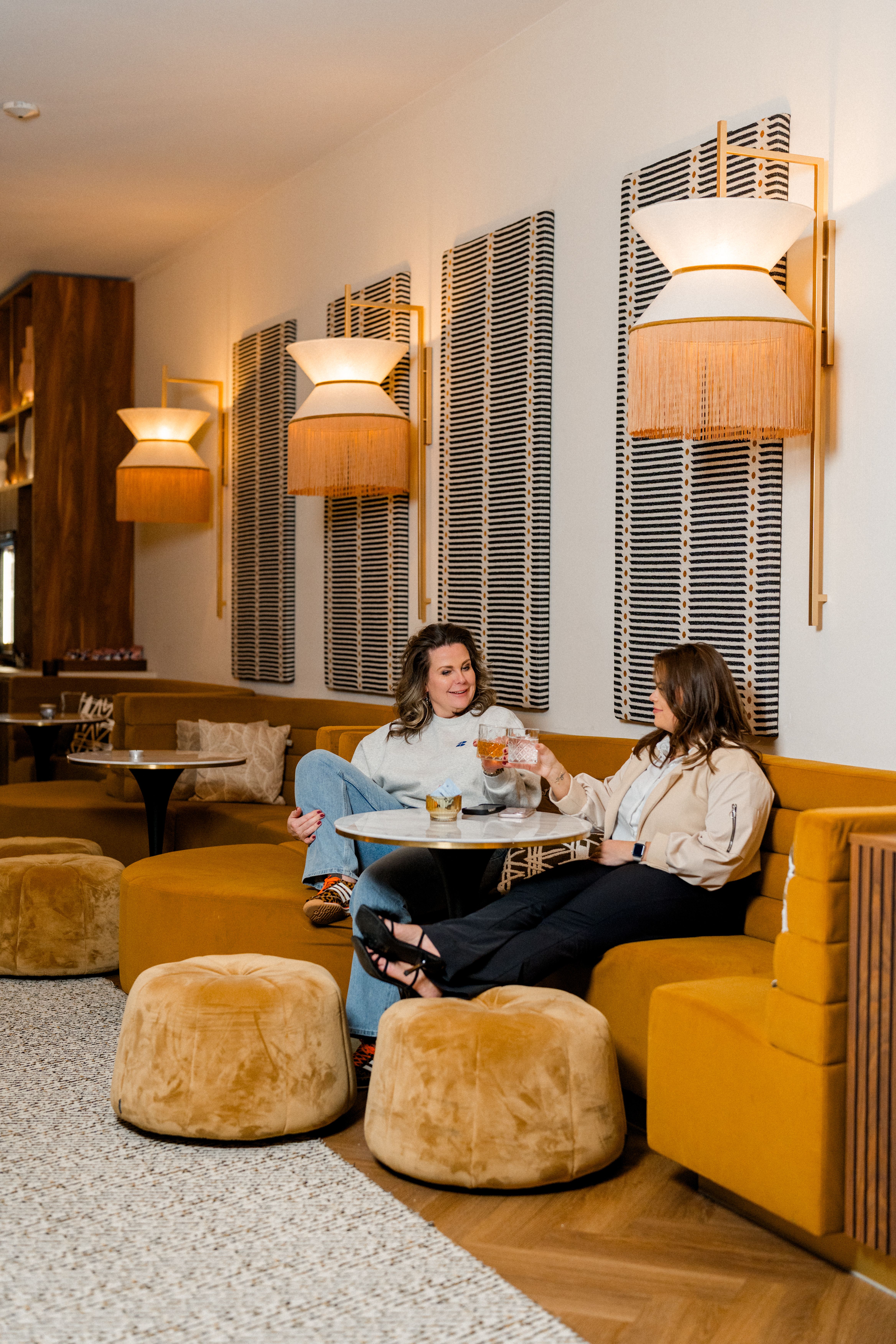 Vrouw maakt aantekeningen tijdens een een-op-een salesgesprek aan een bureau