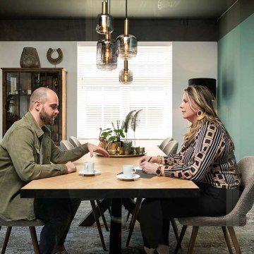 Vrouw en man in gesprek aan tafel