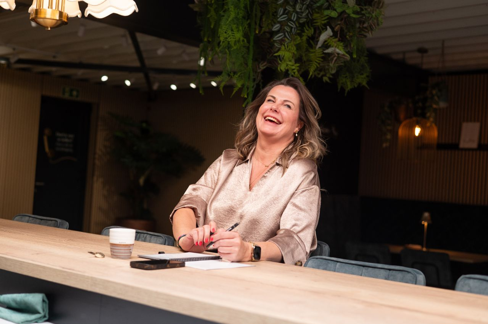 Viola lachend aan tafel