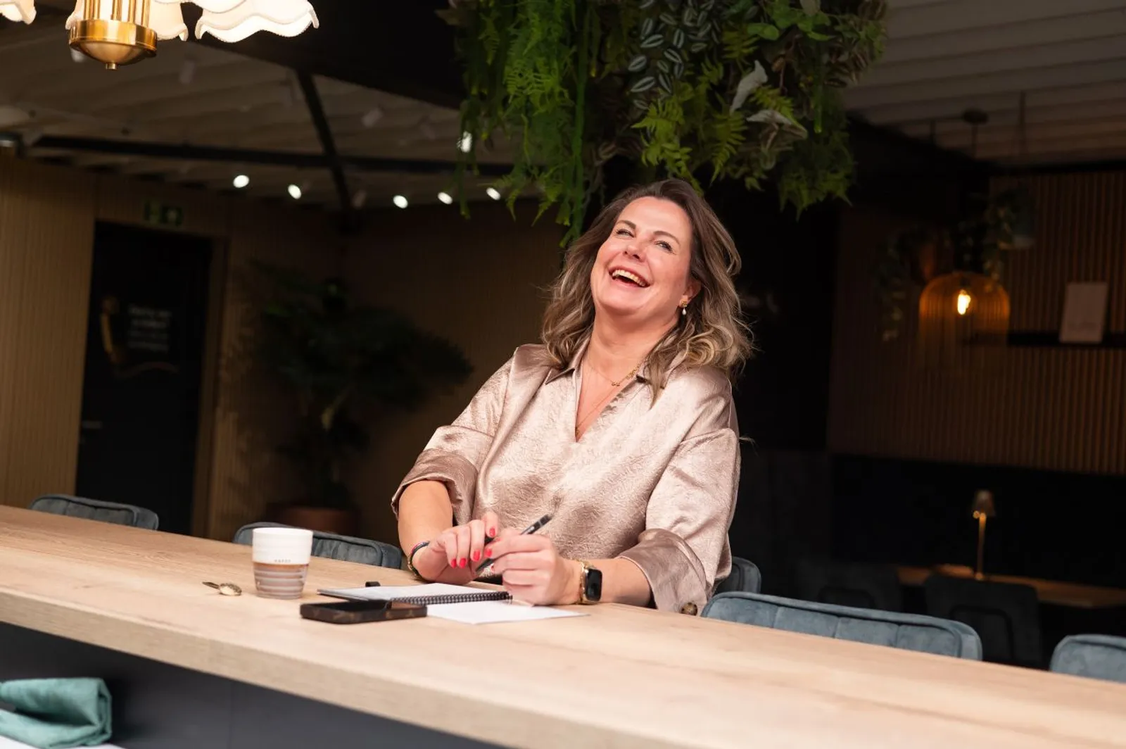 Viola lachend aan tafel