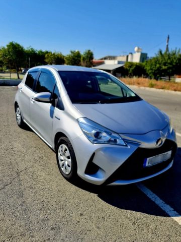 Toyota Vitz Hybrid 2017. Image 5 of 12