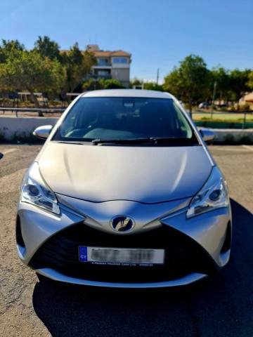 Toyota Vitz Hybrid 2017 — φωτογραφία 2